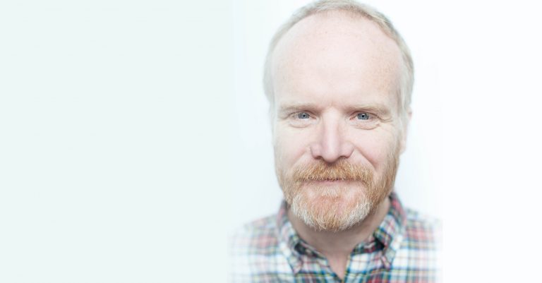 zoals een spiegel zichzelf niet spiegelt – review marc van oostendorp, neerlandistiek